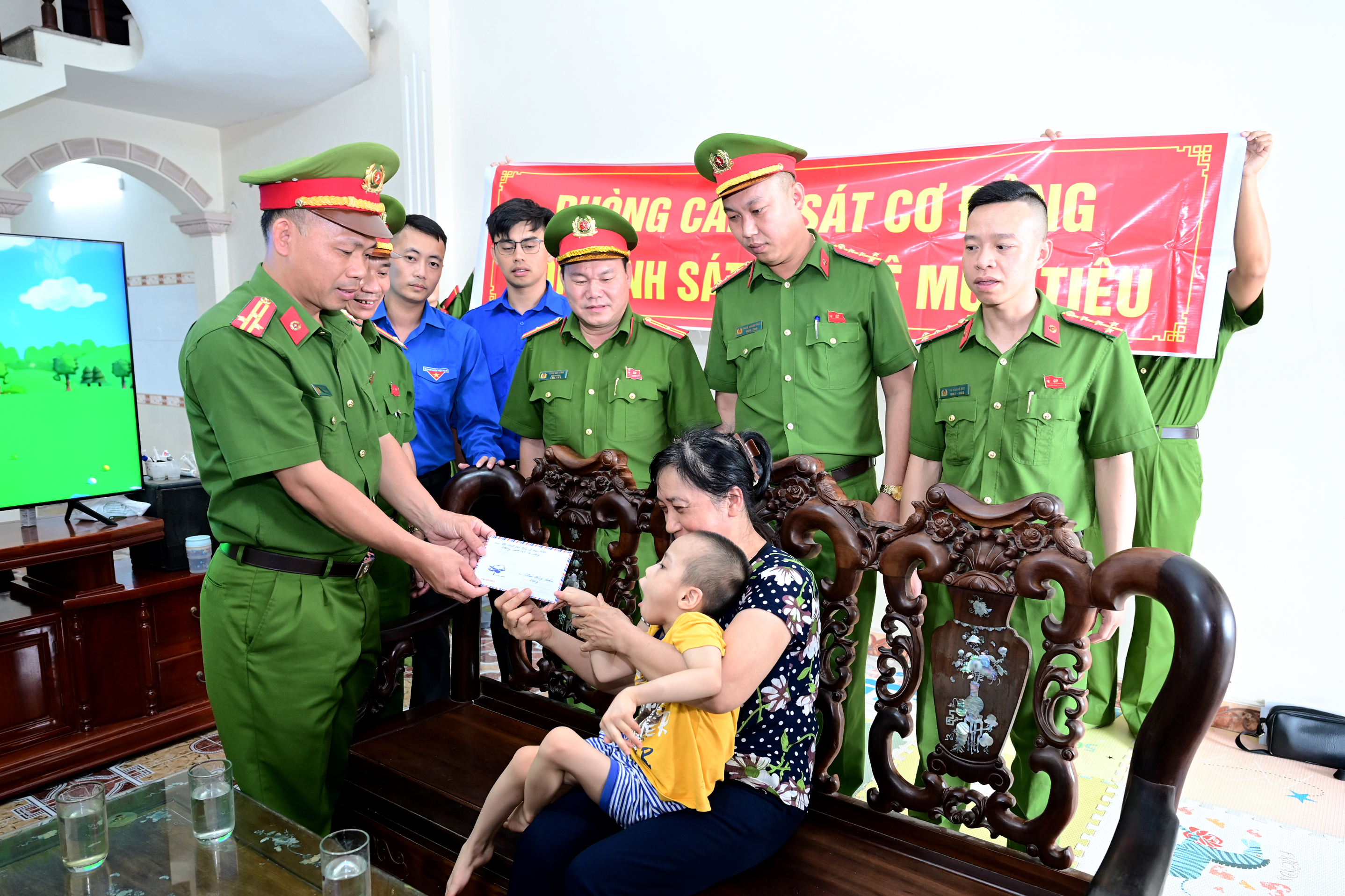 Phòng Cảnh sát cơ động hỗ trợ các trường hợp có hoàn cảnh khó khăn trên địa bàn thành phố